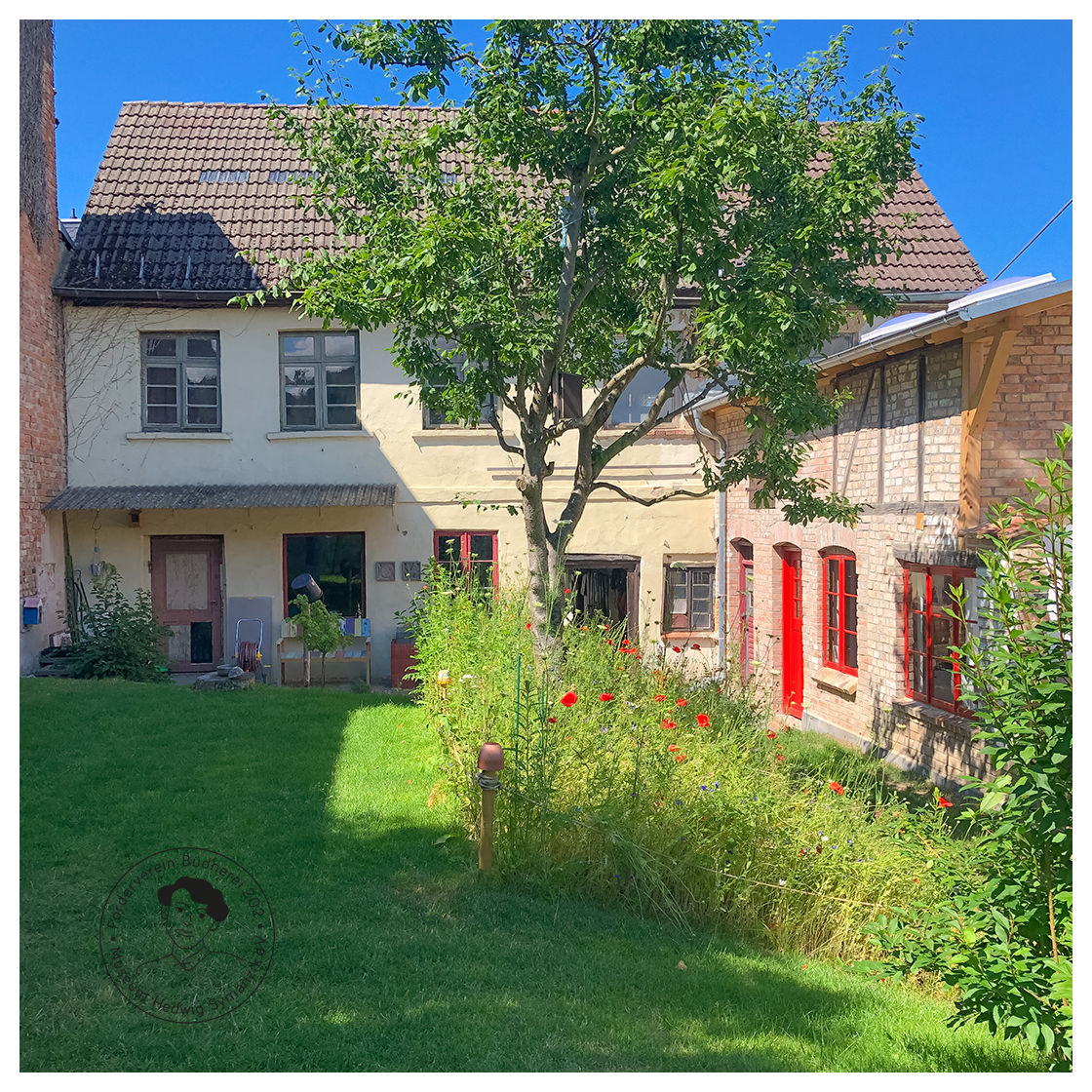 Gebäude mit Blick aus dem Garten 