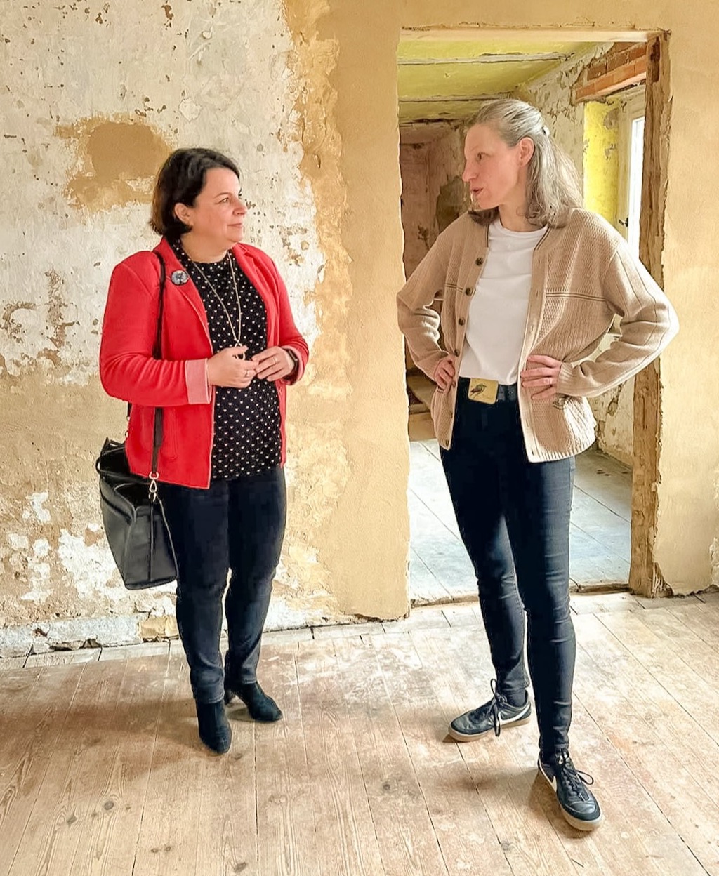 Ministerin Frau Stefanie Drese mit Nicole Hey vom Förderverein Büdnerei 202 beide blicken sich zugewandt an
